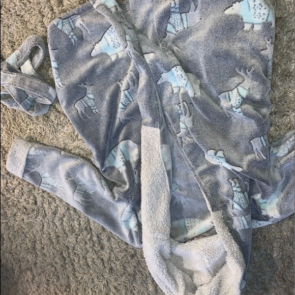 Robe - Picture 2 of 3